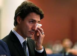 Justin Trudeau sèche ses larmes après l'annonce de sa démission...